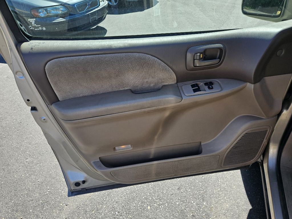 2002 Toyota Sienna Image 13