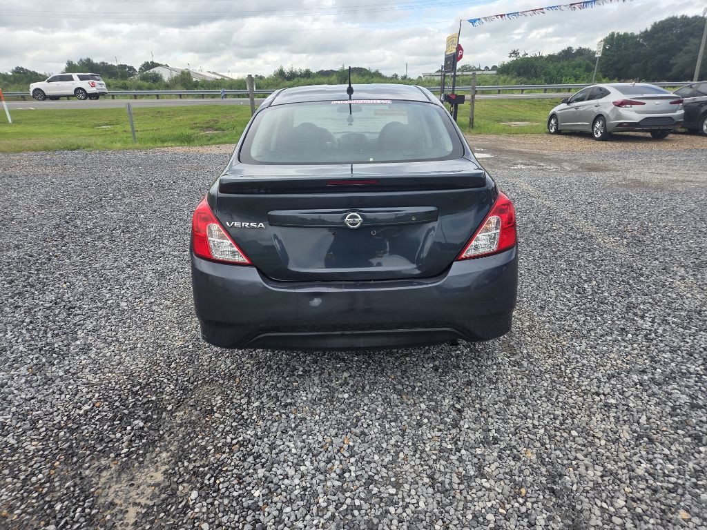2017 Nissan Versa Image 3