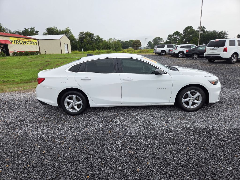 2017 Chevrolet Malibu Image 2