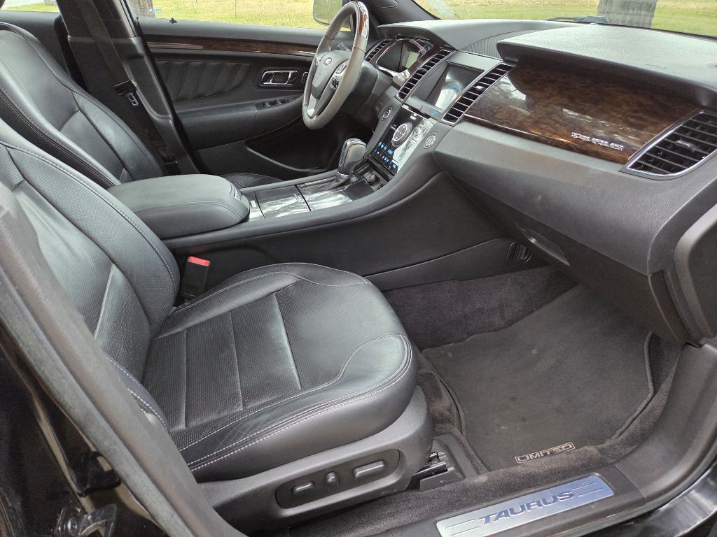 2017 Ford Taurus Image 12