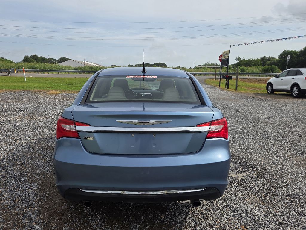 2011 Chrysler 200 Image 2
