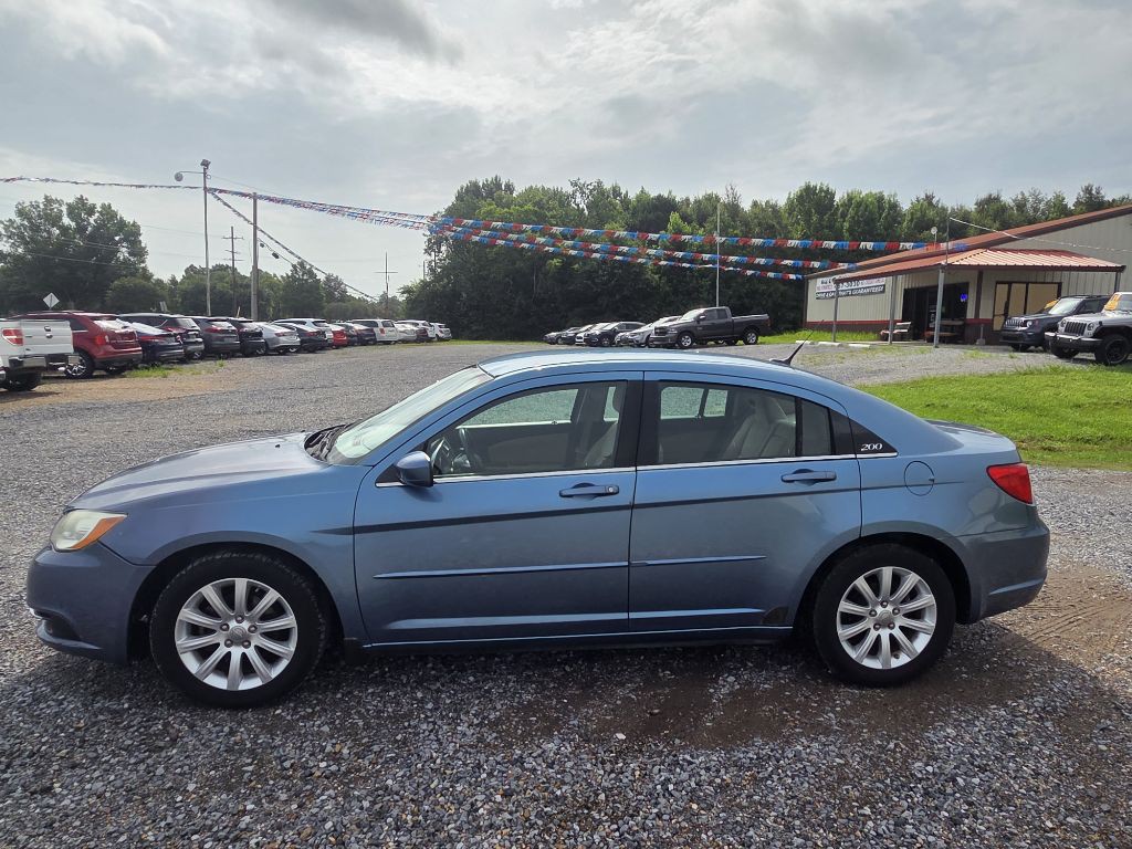 2011 Chrysler 200 Image 3
