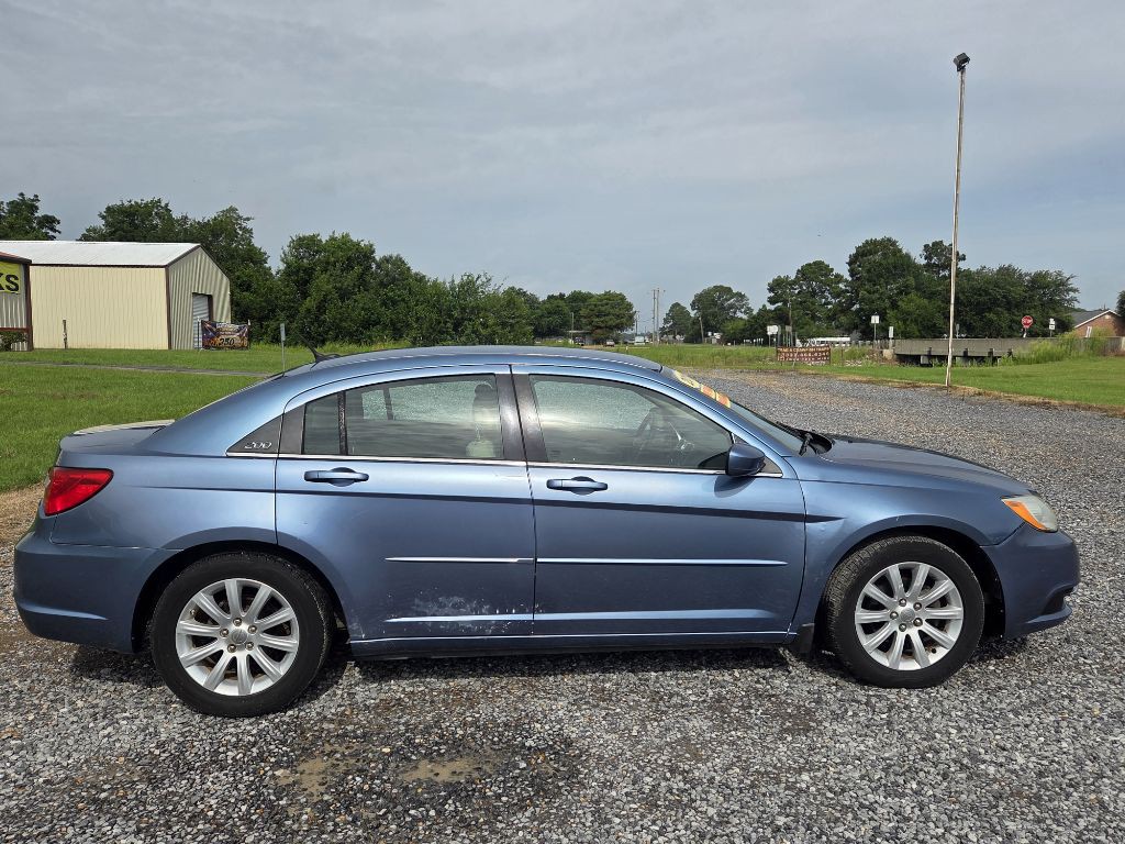 2011 Chrysler 200 Image 4