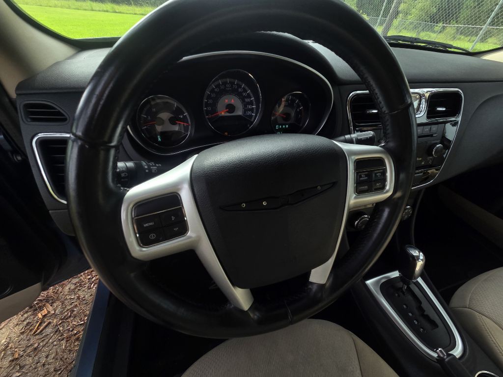 2011 Chrysler 200 Image 5