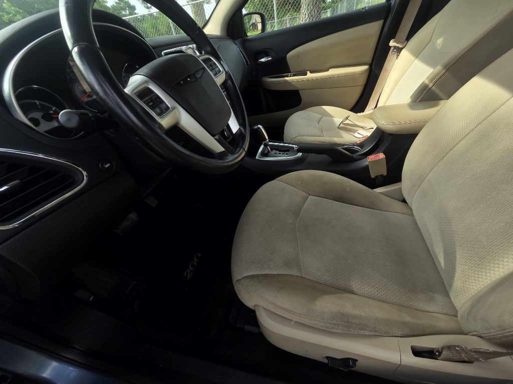 2011 Chrysler 200 Image 6
