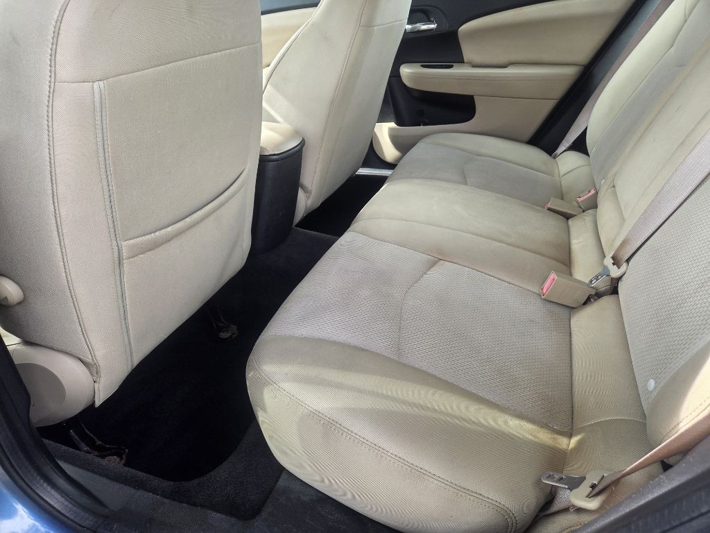 2011 Chrysler 200 Image 10