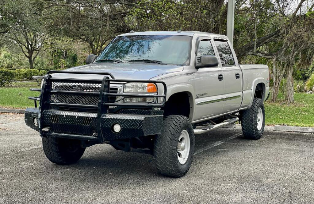2005 GMC Sierra 2500 Image 1