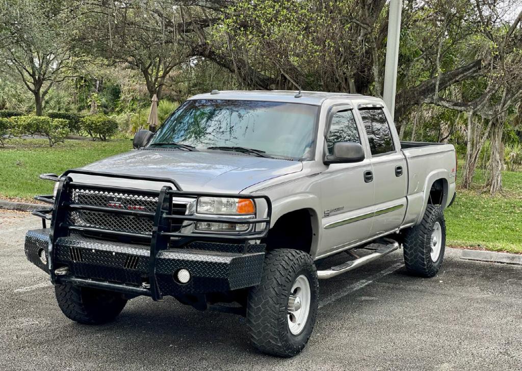 2005 GMC Sierra 2500 Image 2