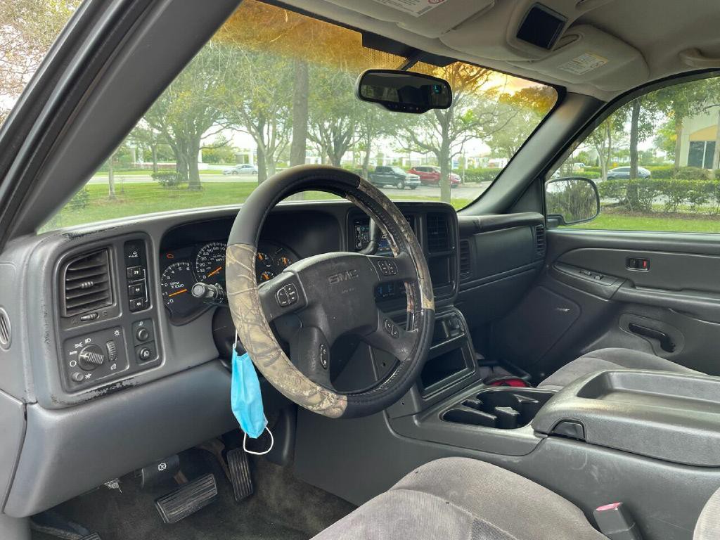 2005 GMC Sierra 2500 Image 17