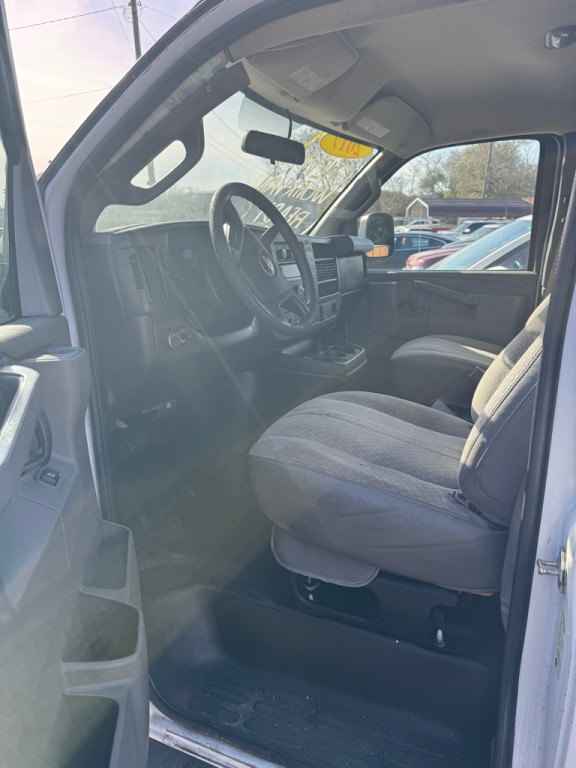 2017 Chevrolet Express Image 7