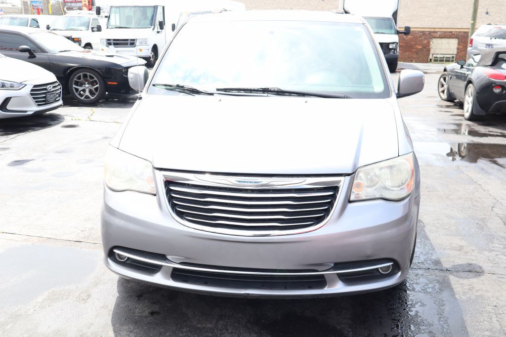 2014 Chrysler Town & Country Image 2