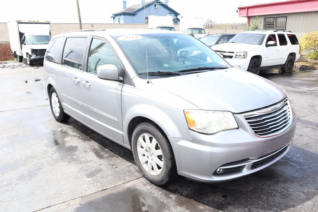 2014 Chrysler Town & Country Image 3