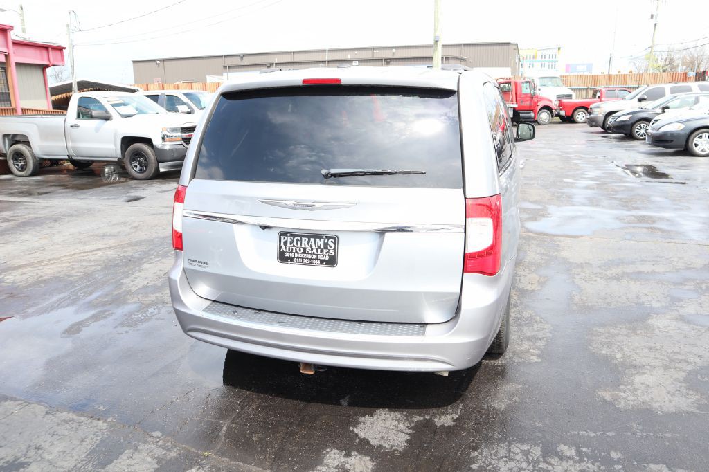 2014 Chrysler Town & Country Image 4
