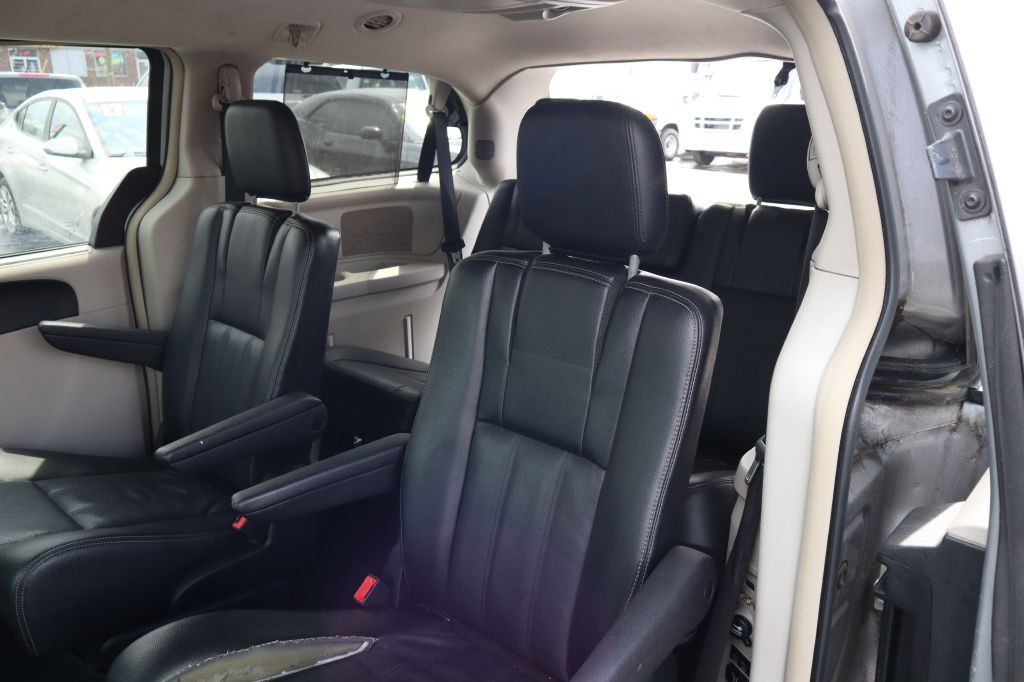 2014 Chrysler Town & Country Image 6