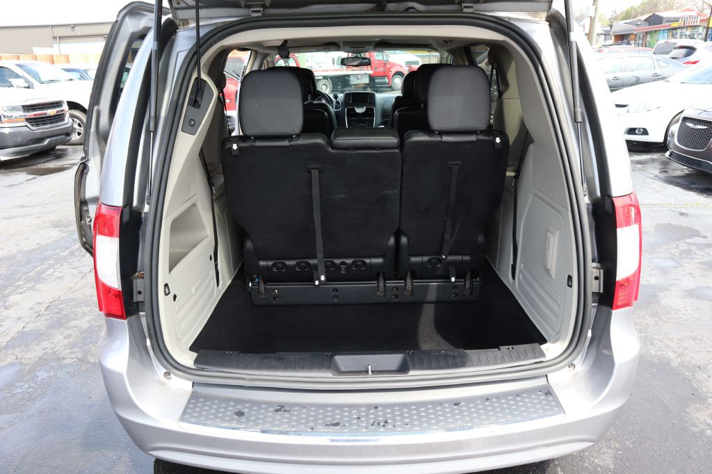2014 Chrysler Town & Country Image 7