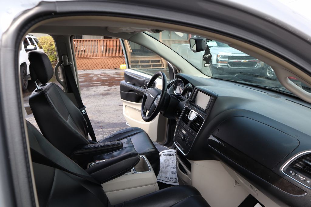 2014 Chrysler Town & Country Image 8