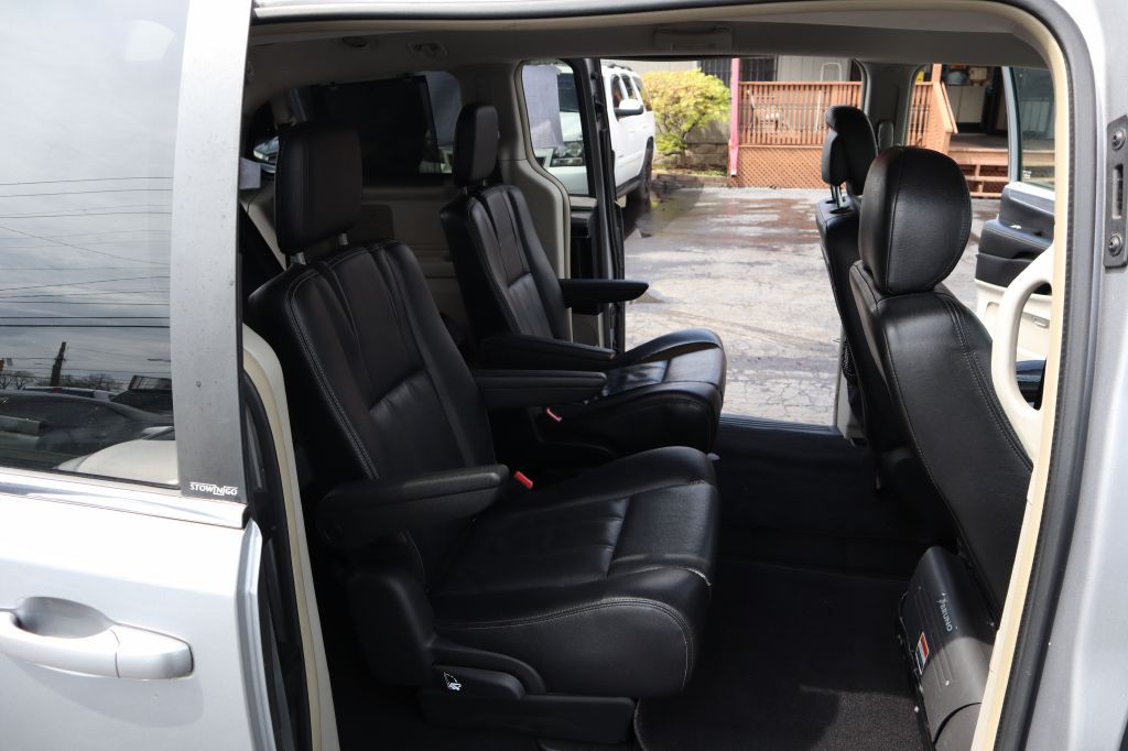 2014 Chrysler Town & Country Image 9