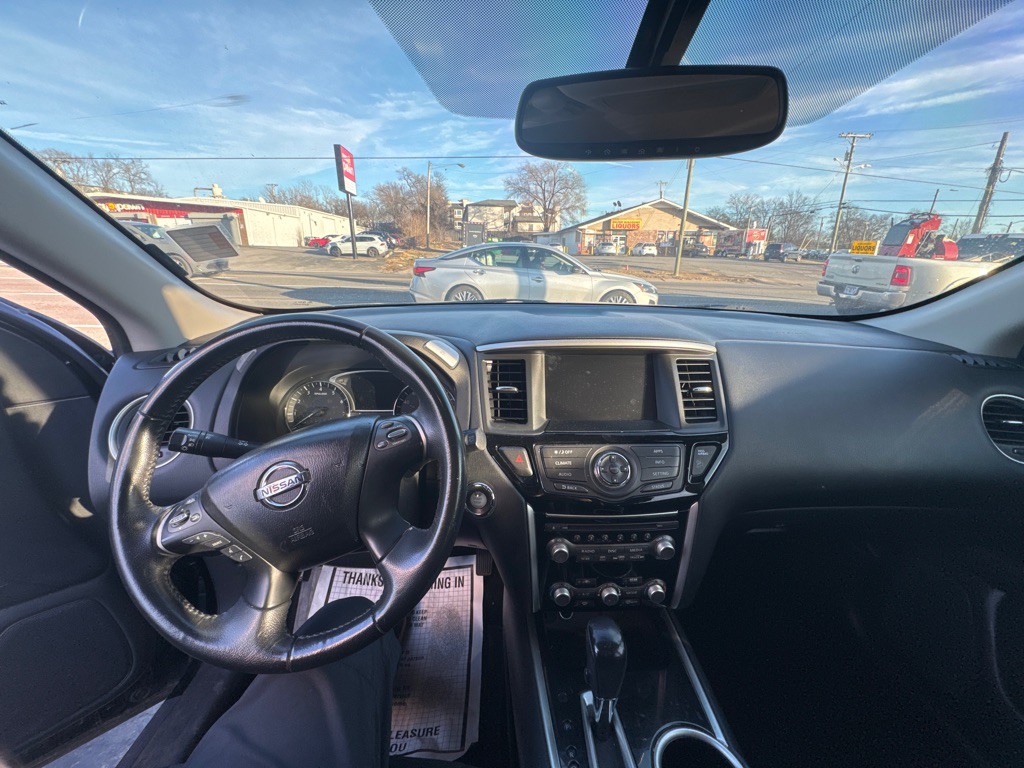 2017 Nissan Pathfinder Image 12