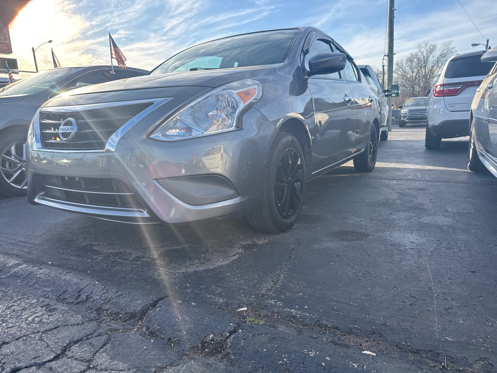 2017 Nissan Versa Image 2
