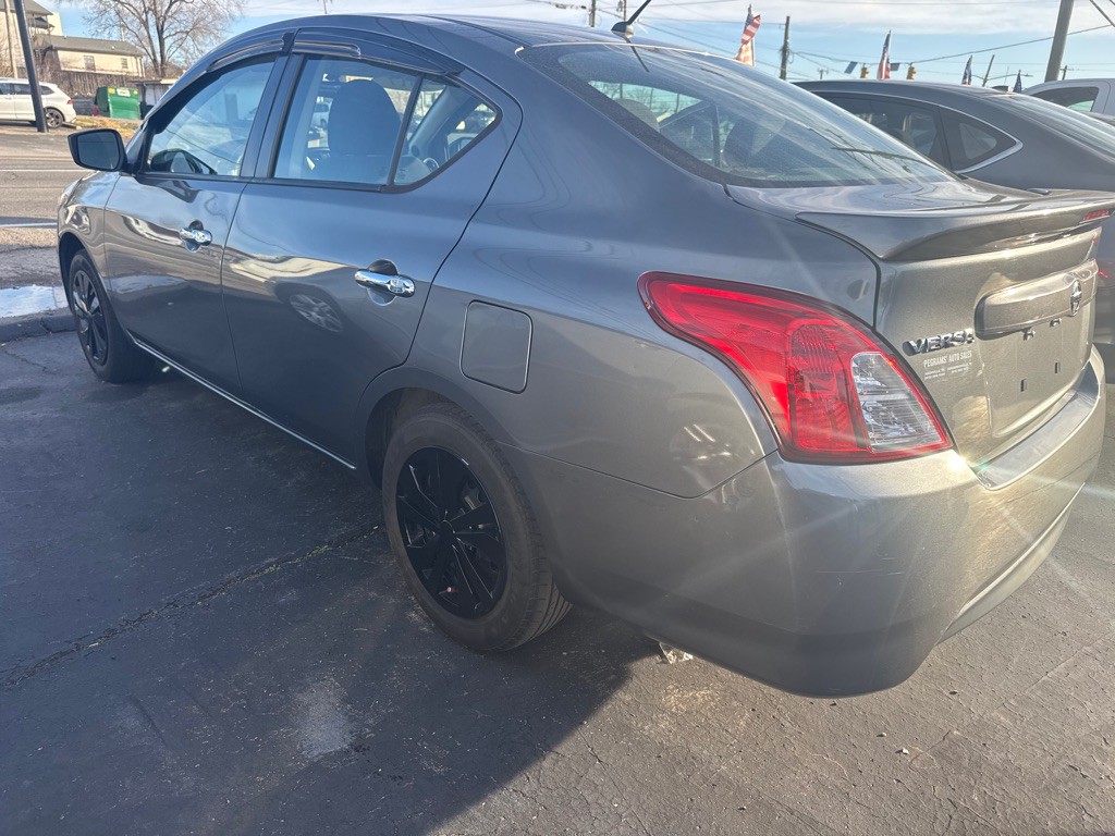 2017 Nissan Versa Image 3