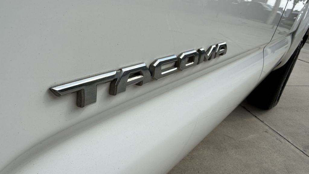 2017 Toyota Tacoma Image 13
