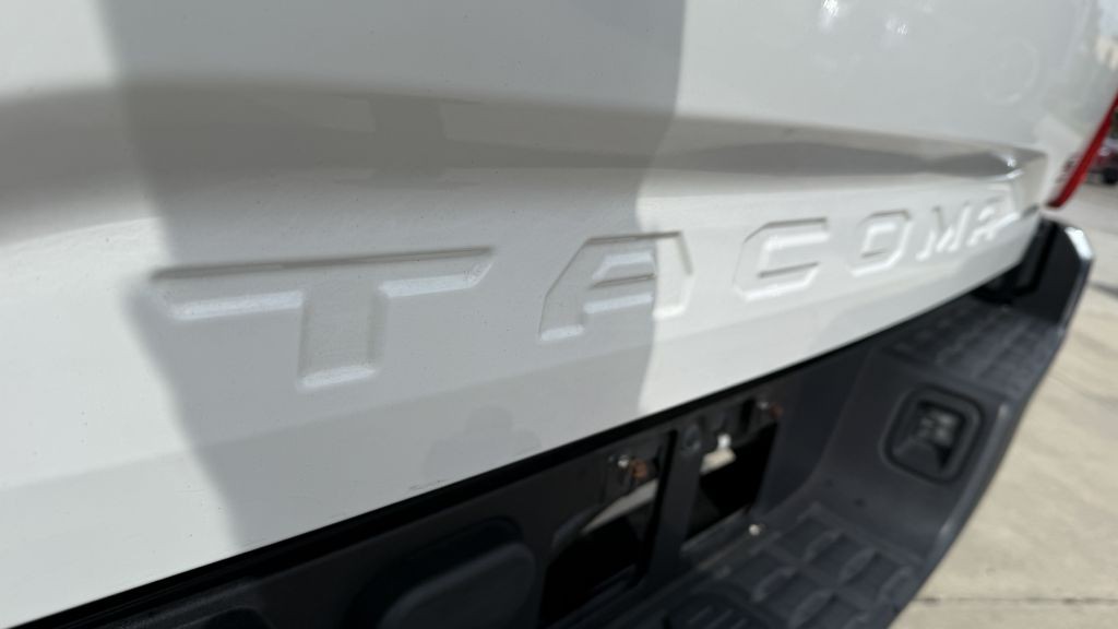 2017 Toyota Tacoma Image 16