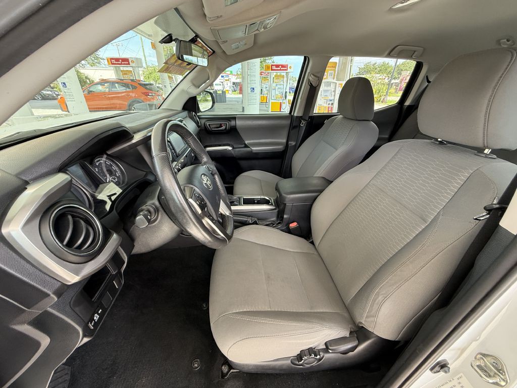2017 Toyota Tacoma Image 19