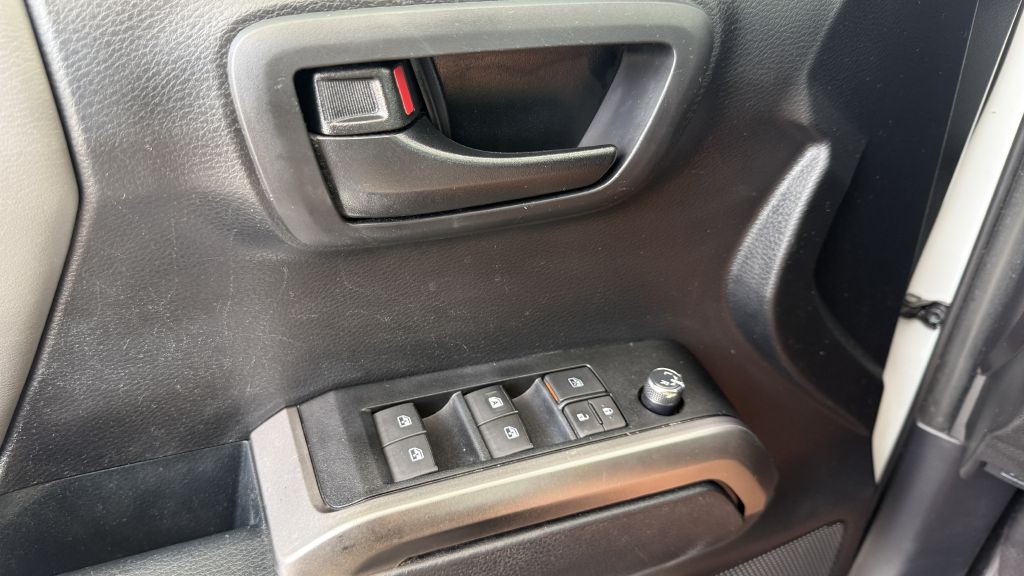 2017 Toyota Tacoma Image 32
