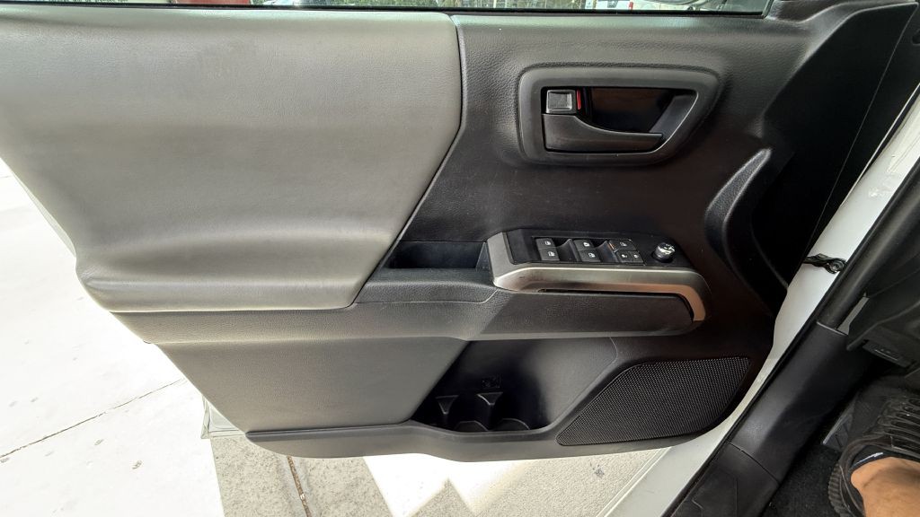 2017 Toyota Tacoma Image 33