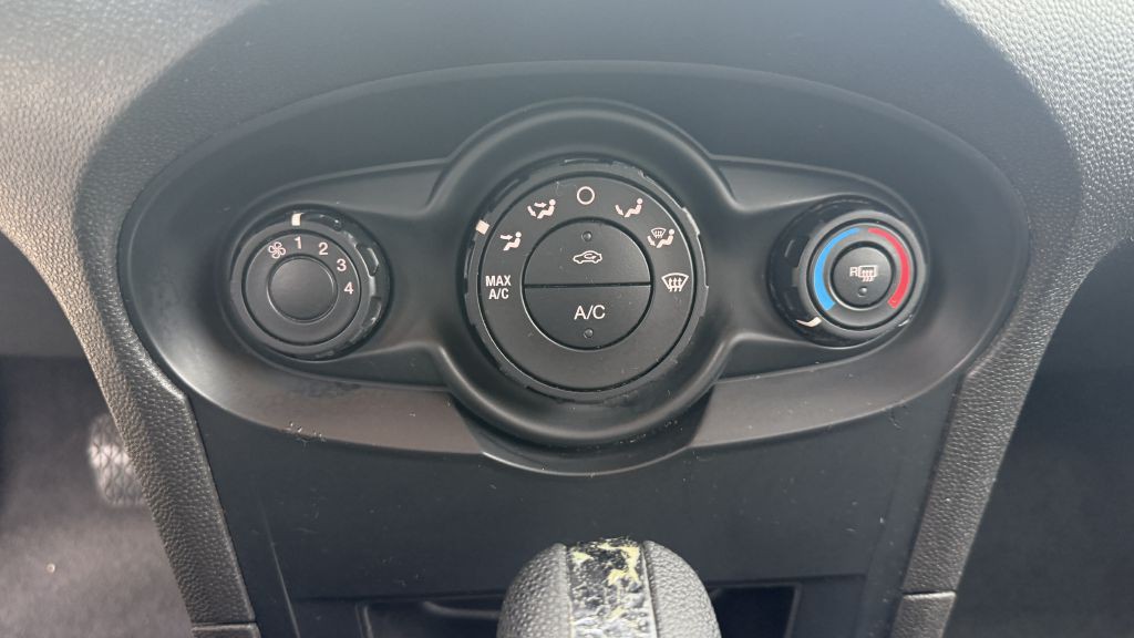 2012 Ford Fiesta Image 17