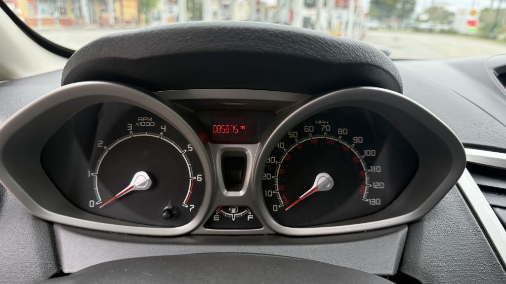 2012 Ford Fiesta Image 24