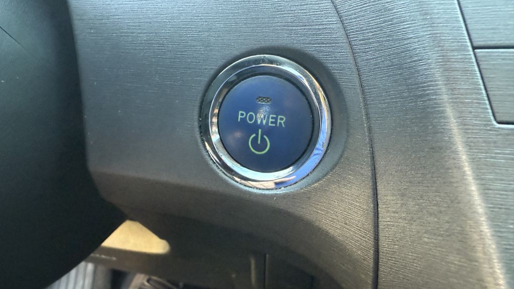 2013 Toyota Prius Image 24