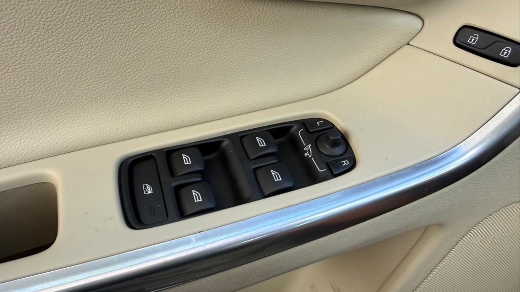 2016 Volvo XC60 Image 40