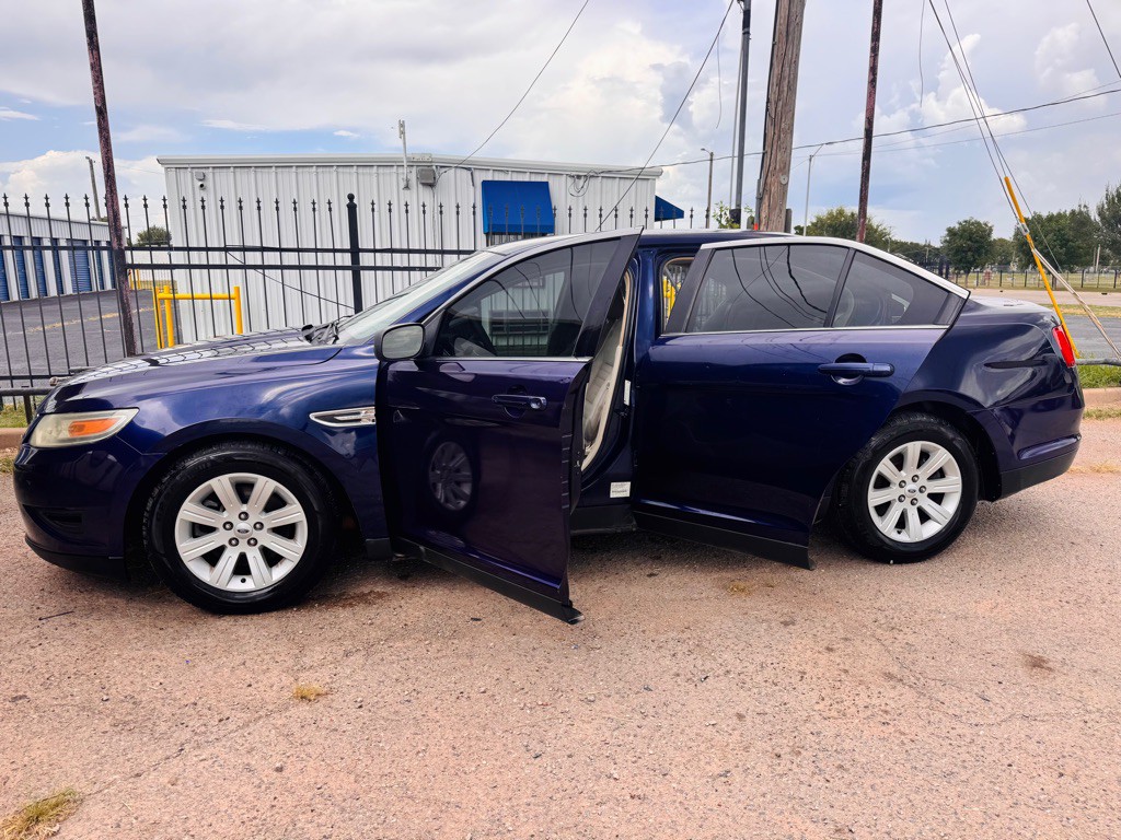 2011 Ford Taurus Image 2