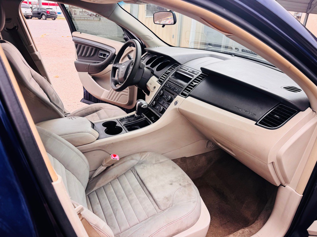 2011 Ford Taurus Image 8