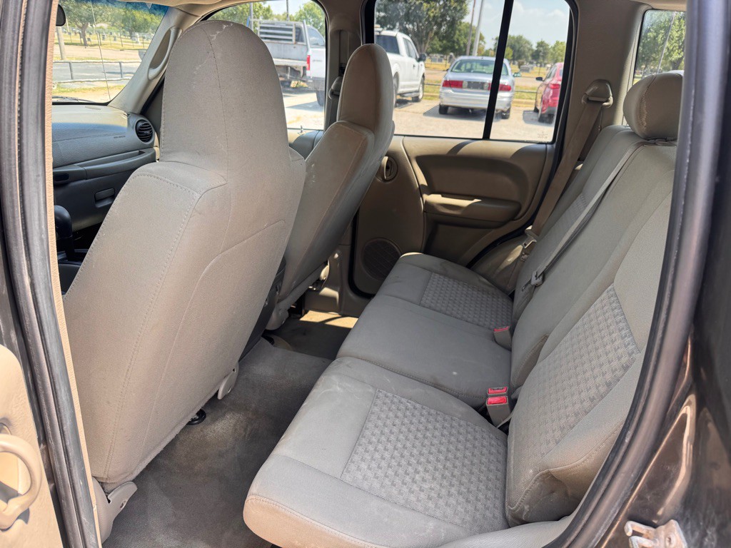 2005 Jeep Liberty Image 6