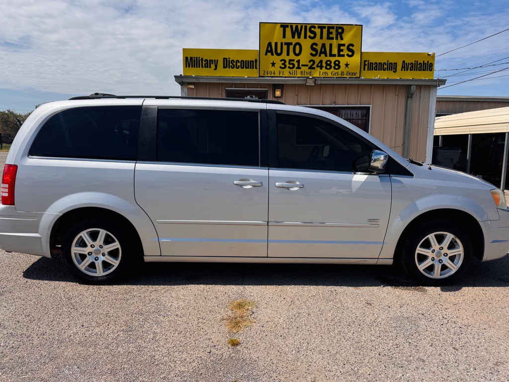 2008 Chrysler Town & Country Image 2