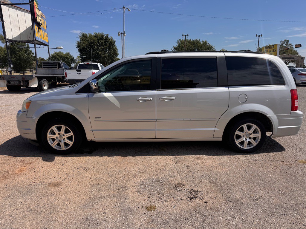 2008 Chrysler Town & Country Image 3