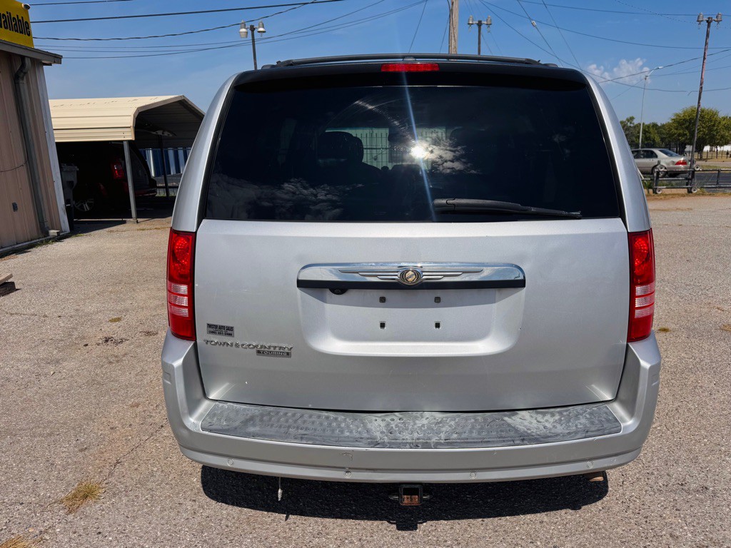2008 Chrysler Town & Country Image 4