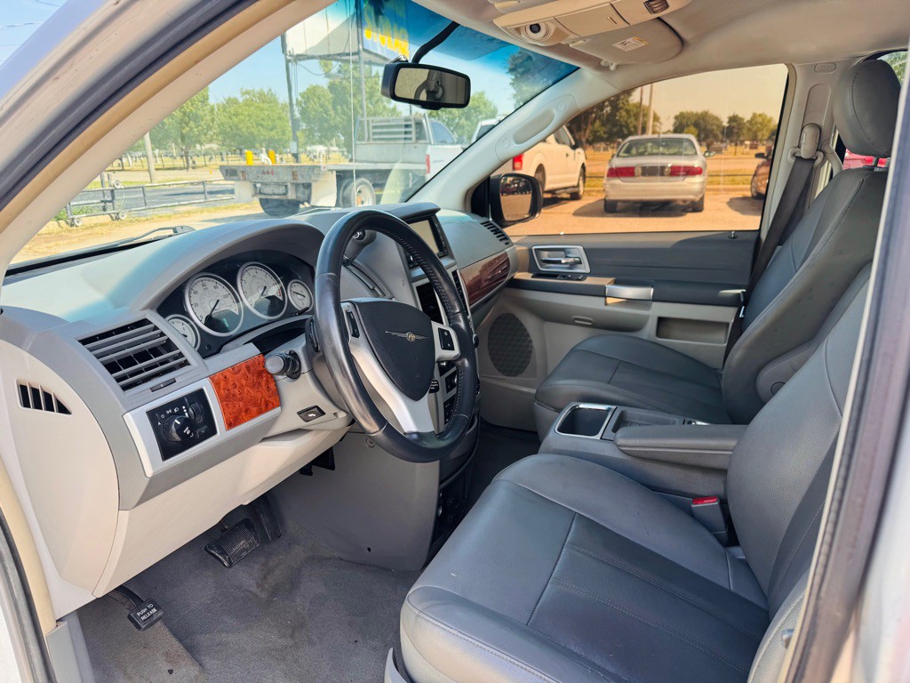 2008 Chrysler Town & Country Image 5