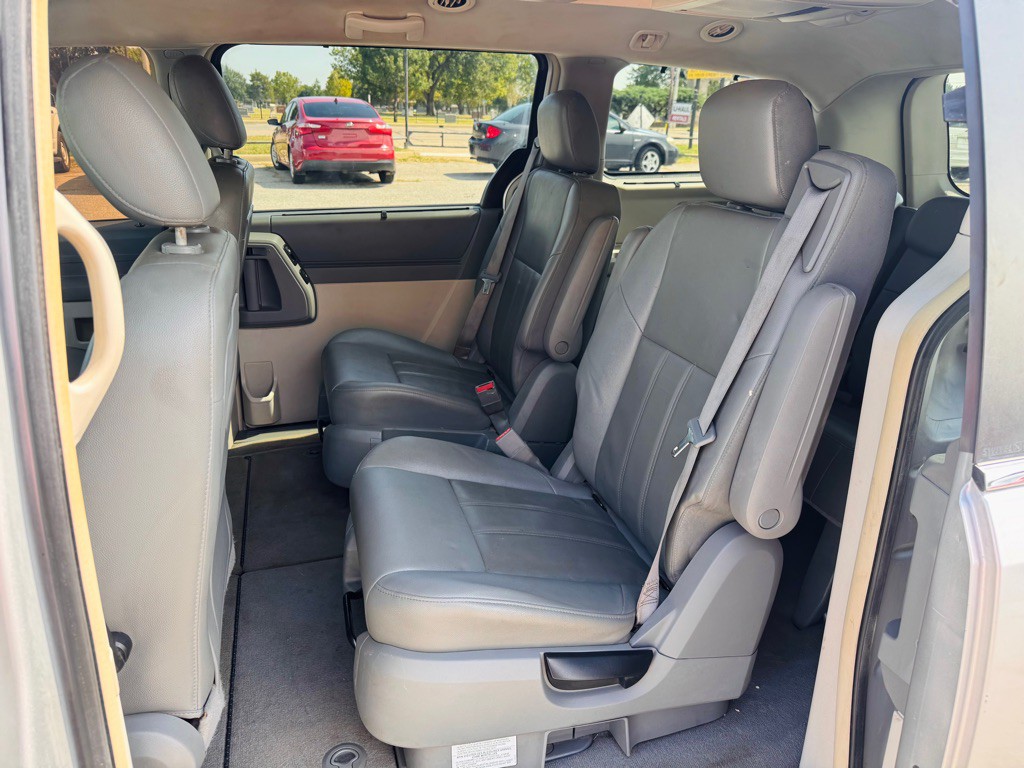 2008 Chrysler Town & Country Image 6