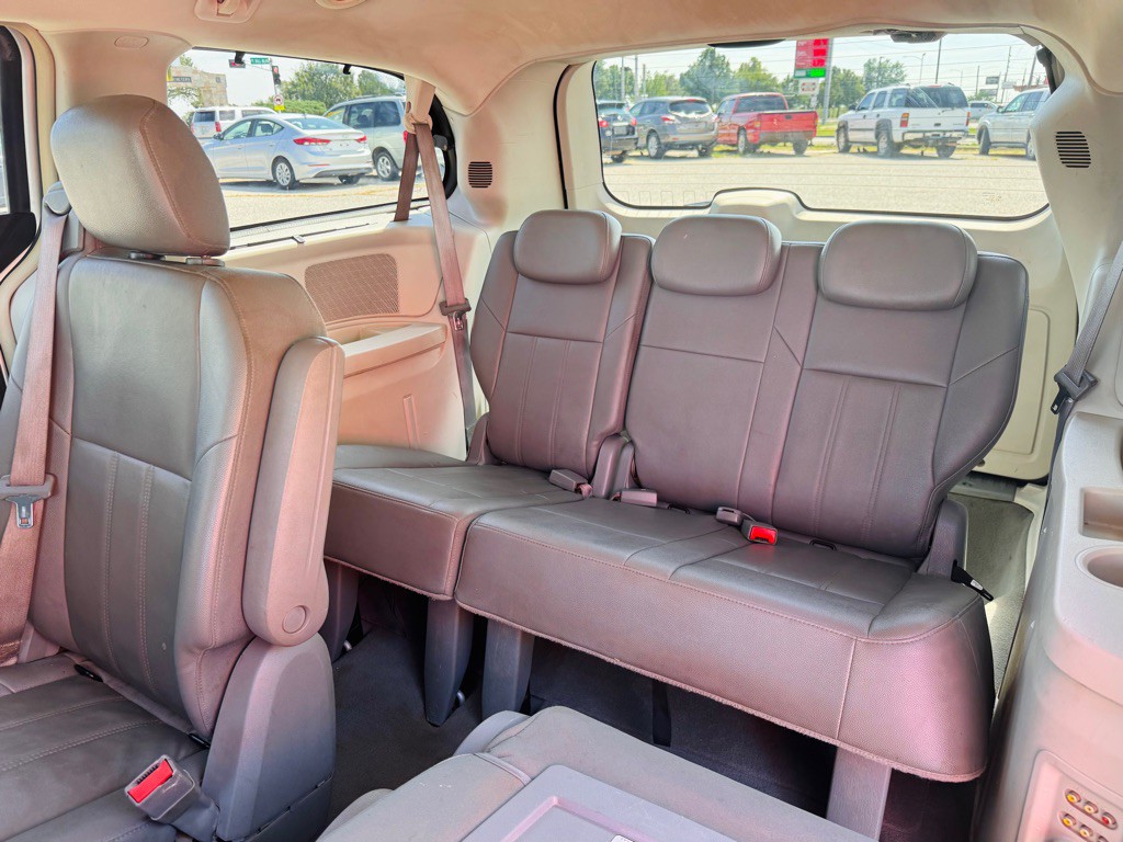 2008 Chrysler Town & Country Image 7