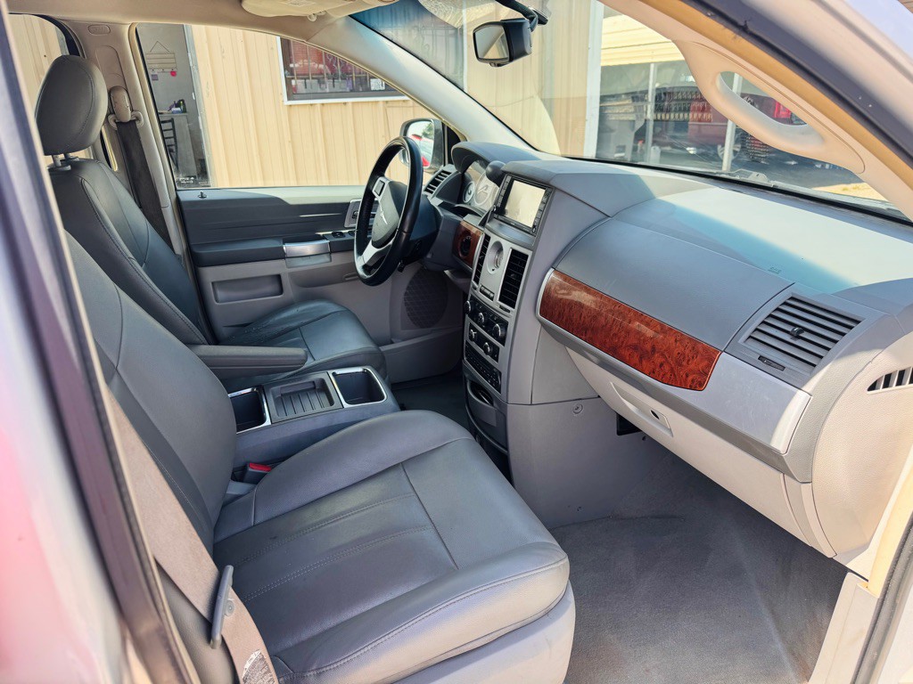 2008 Chrysler Town & Country Image 9