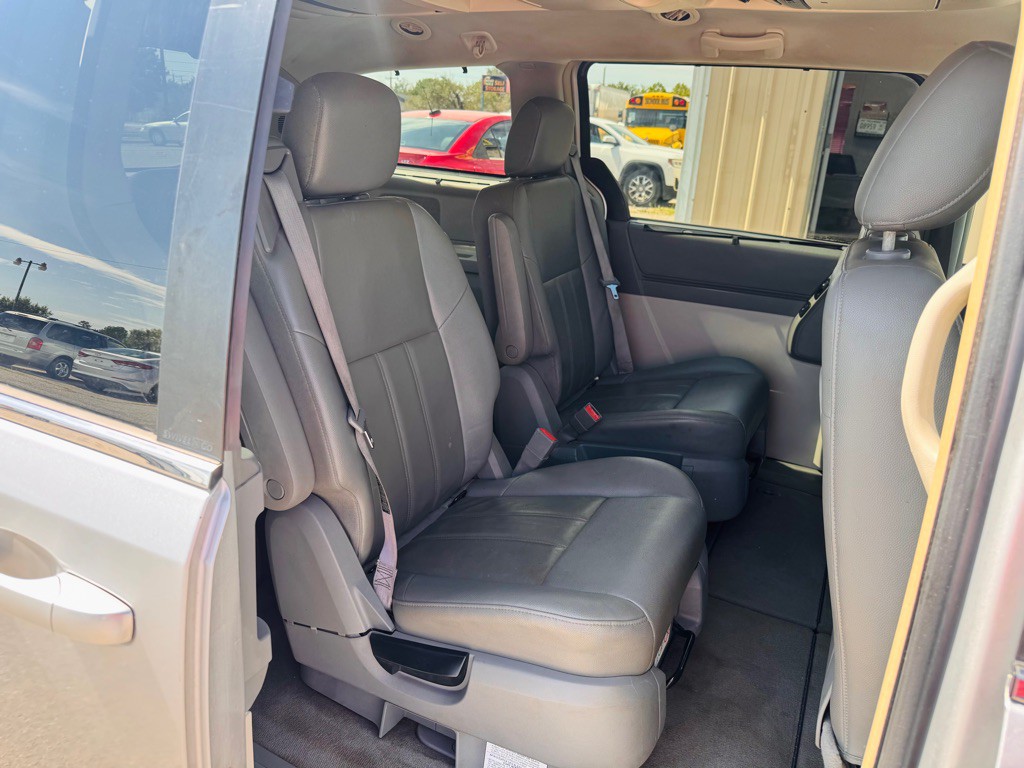 2008 Chrysler Town & Country Image 10