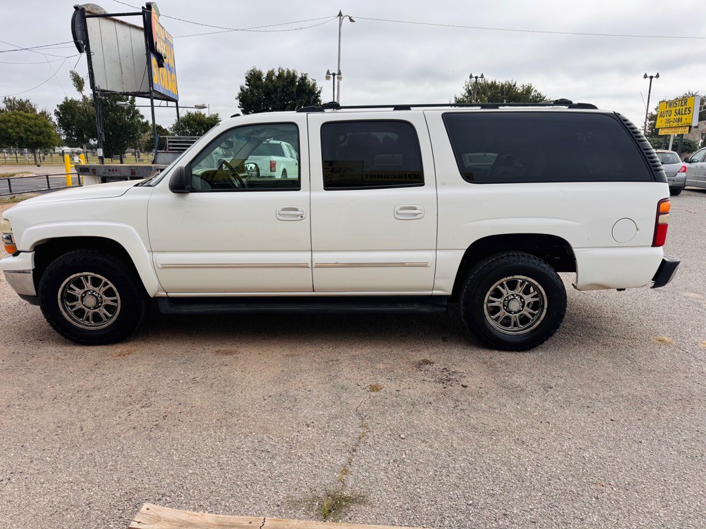 2002 Chevrolet Suburban Image 2