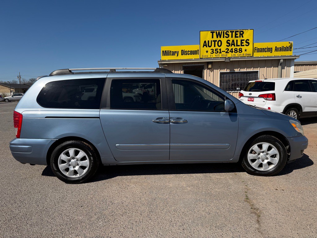 2008 Hyundai Entourage Image 2