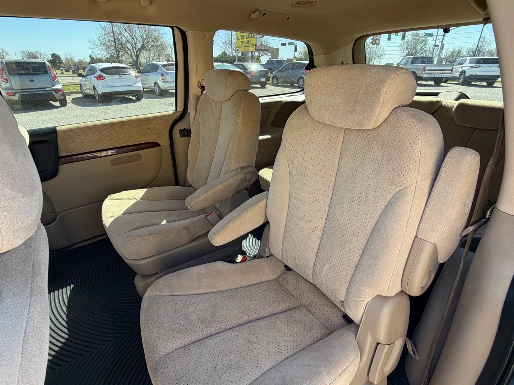 2008 Hyundai Entourage Image 6