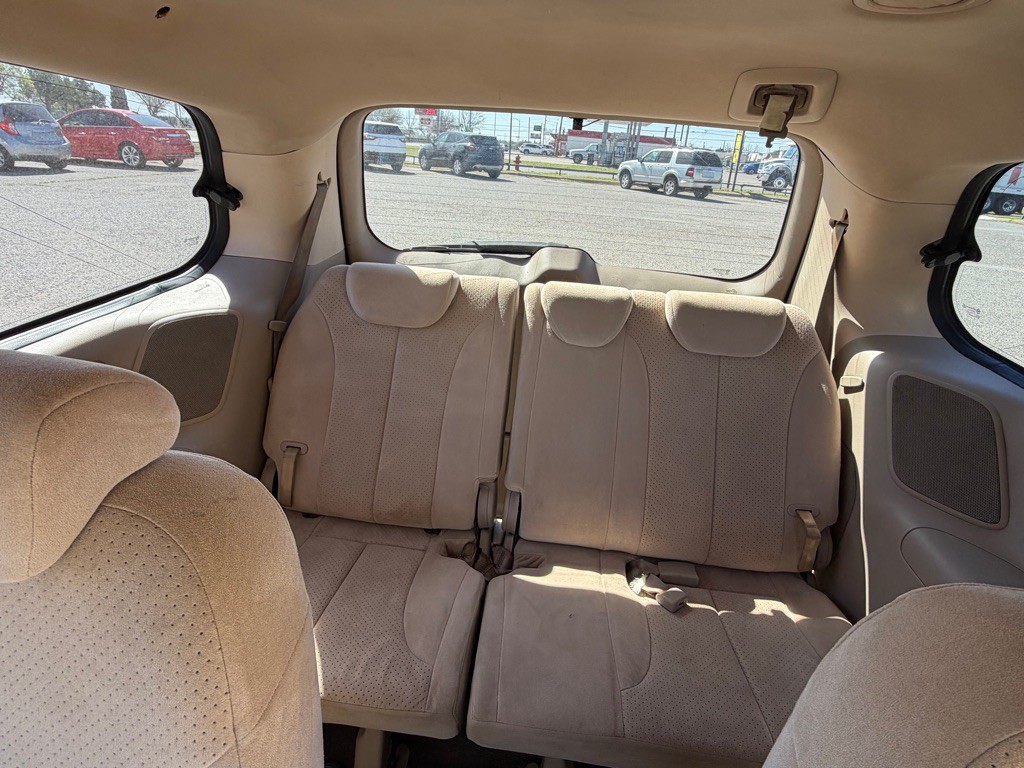 2008 Hyundai Entourage Image 7