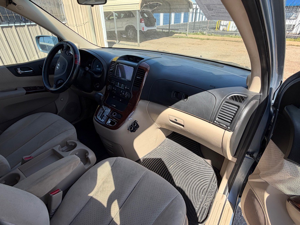 2008 Hyundai Entourage Image 8