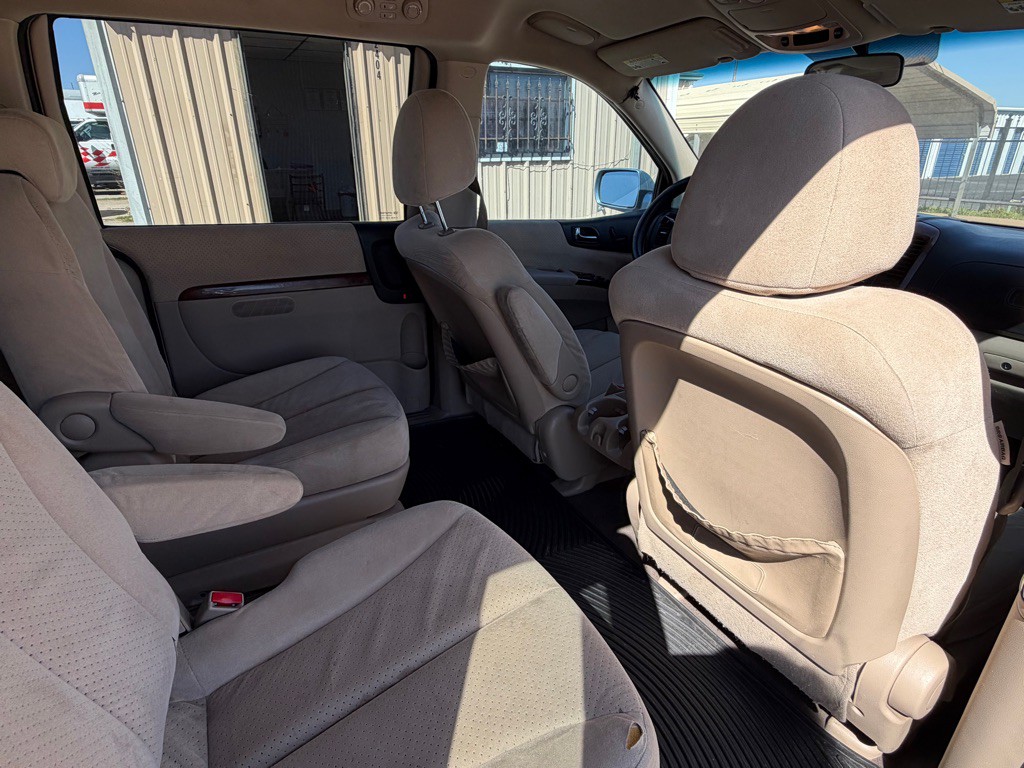 2008 Hyundai Entourage Image 9